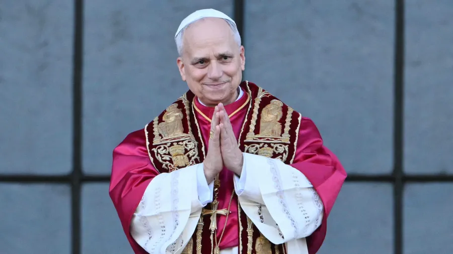 o-papa-leao-14-cumprimenta-o-publico-na-arquibasilica-de-sao-joao-de-latrao-em-roma-na-italia-1748194522399_v2_900x506.jpg