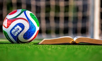 FOTO-1-ABERTURA-BOLA-OFICIAL-COPA-2026-E-BIBLIA-ABERTA-by-Arte-sobre-foto-de-U.-J.-Alexander-Adobe-Stock-1024x683