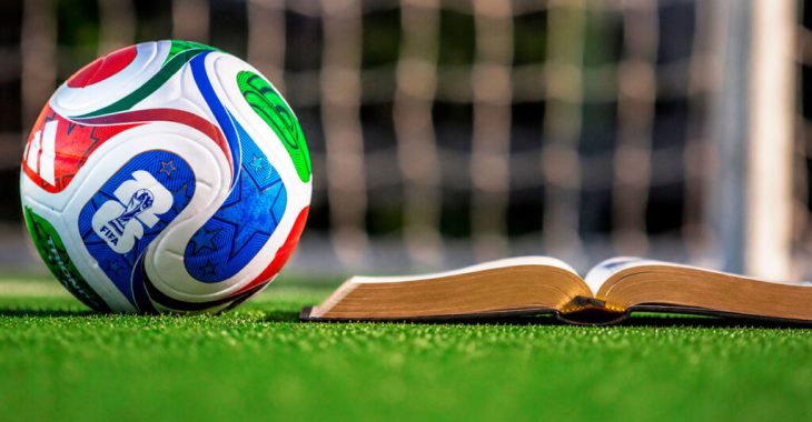 FOTO-1-ABERTURA-BOLA-OFICIAL-COPA-2026-E-BIBLIA-ABERTA-by-Arte-sobre-foto-de-U.-J.-Alexander-Adobe-Stock-1024x683